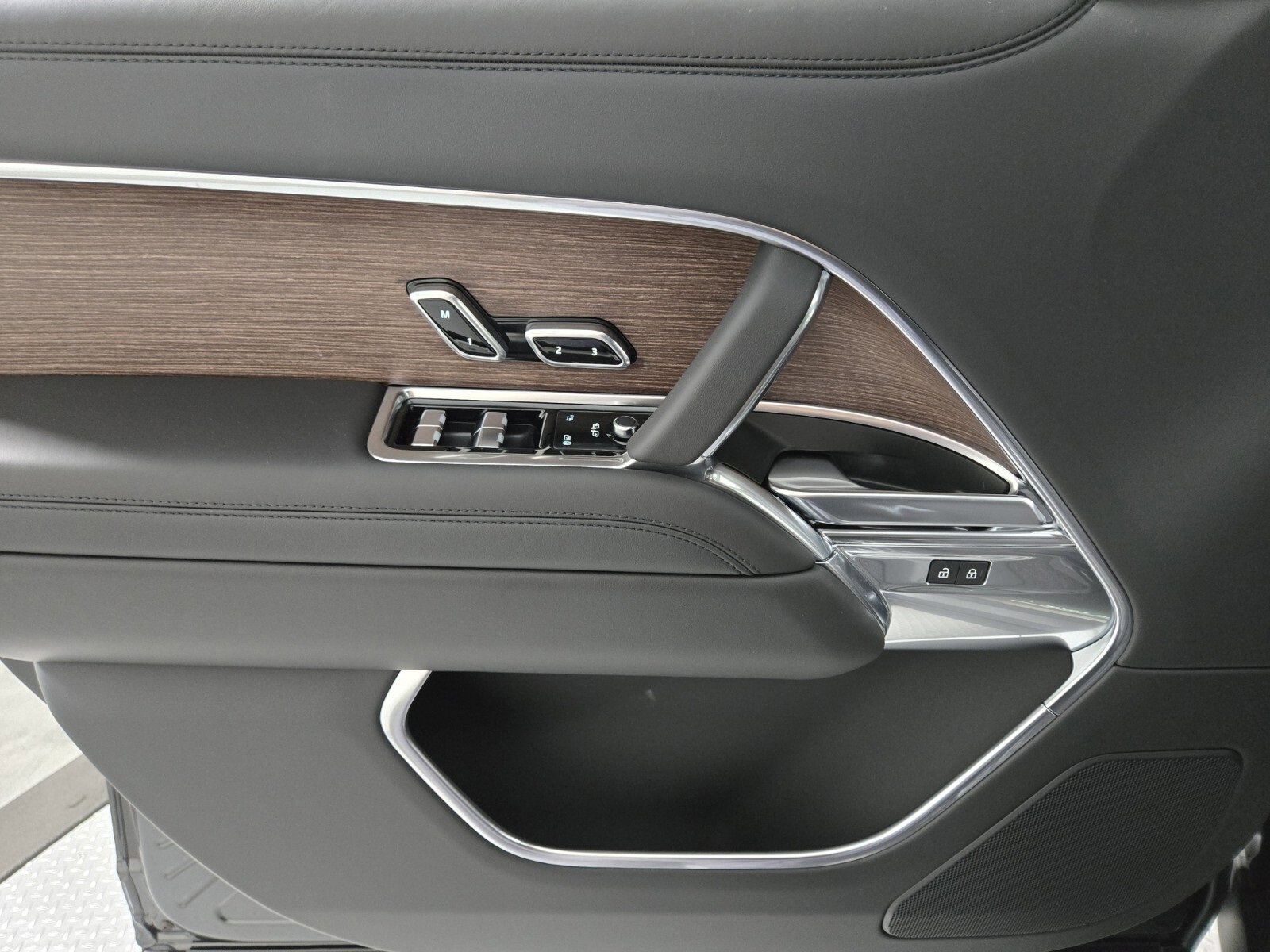 New 2025 Land Rover Range Rover SE image 23