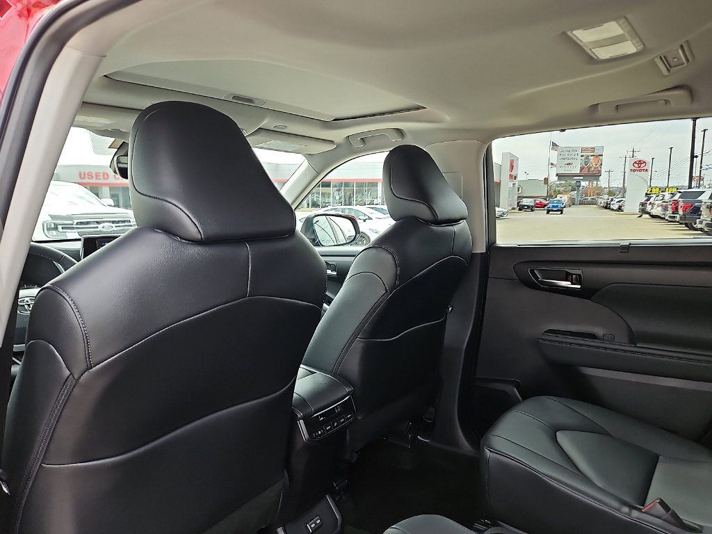 Certified 2026 Toyota Highlander XLE image 9