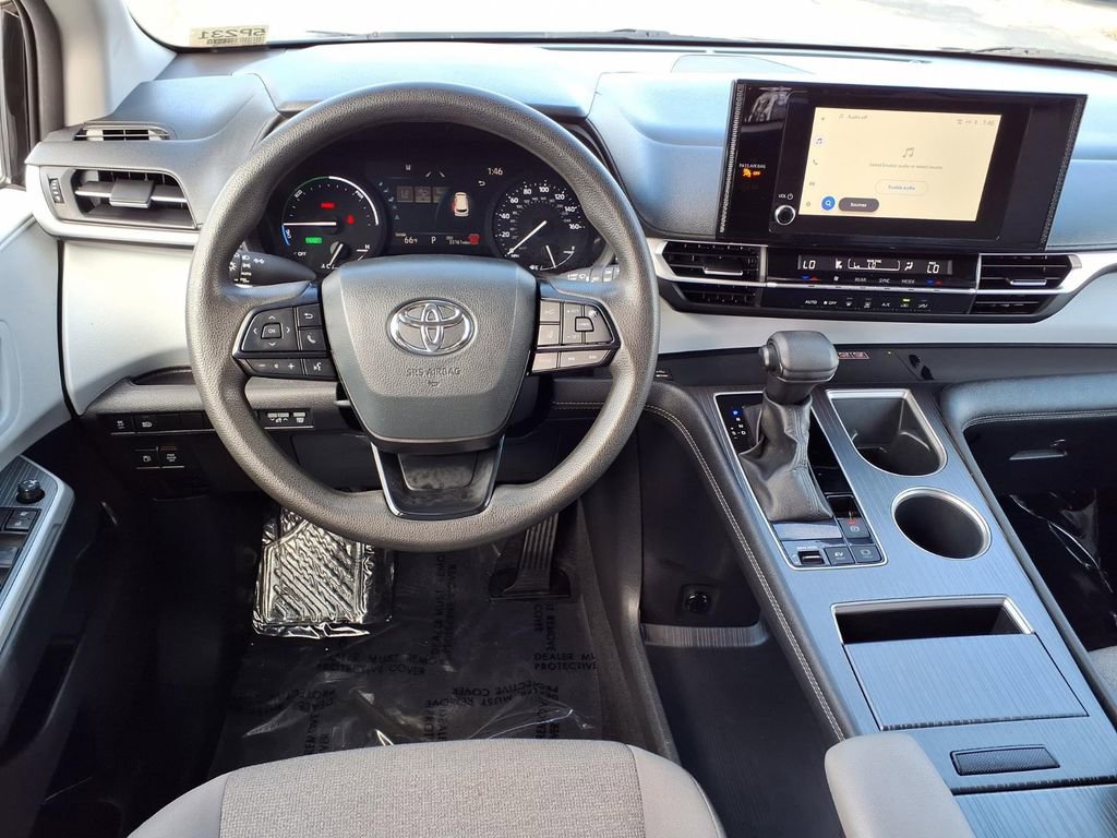 Used 2025 Toyota Sienna LE image 12