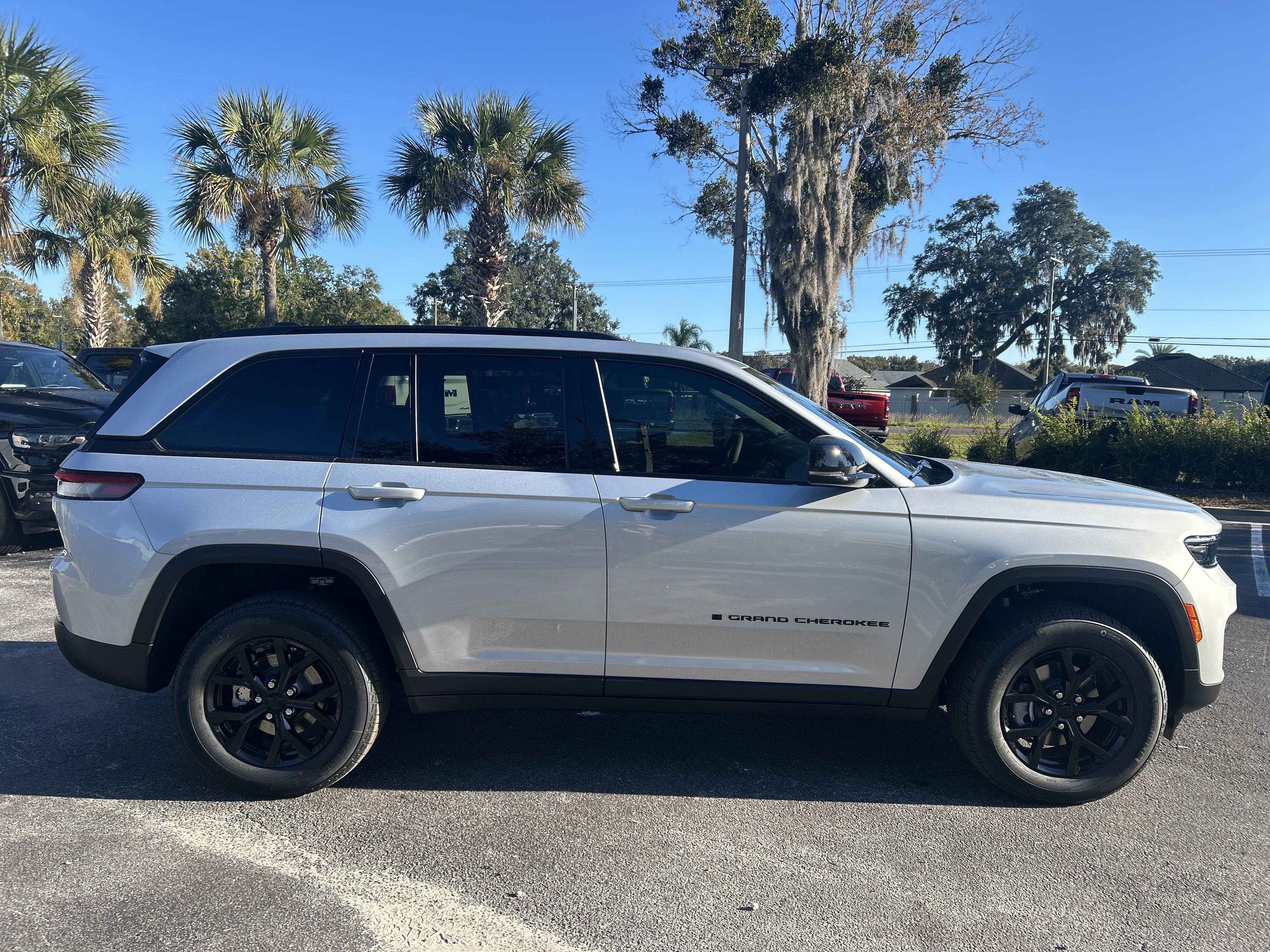 New 2025 Jeep Grand Cherokee Laredo image 4