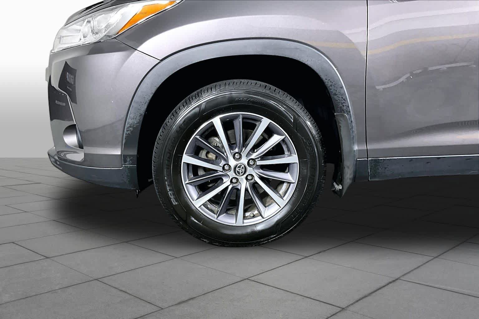 Used 2019 Toyota Highlander XLE AWD/4WD image 11