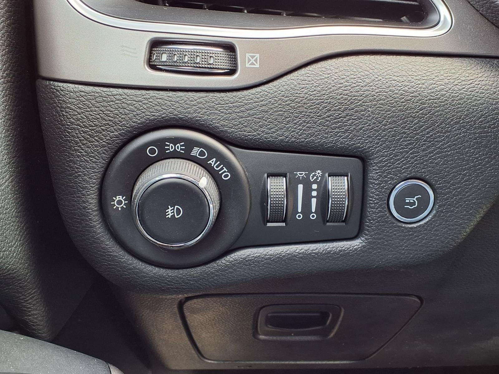 Used 2019 Jeep Cherokee Latitude Plus w/ Comfort/Convenience Group AWD/4WD image 24
