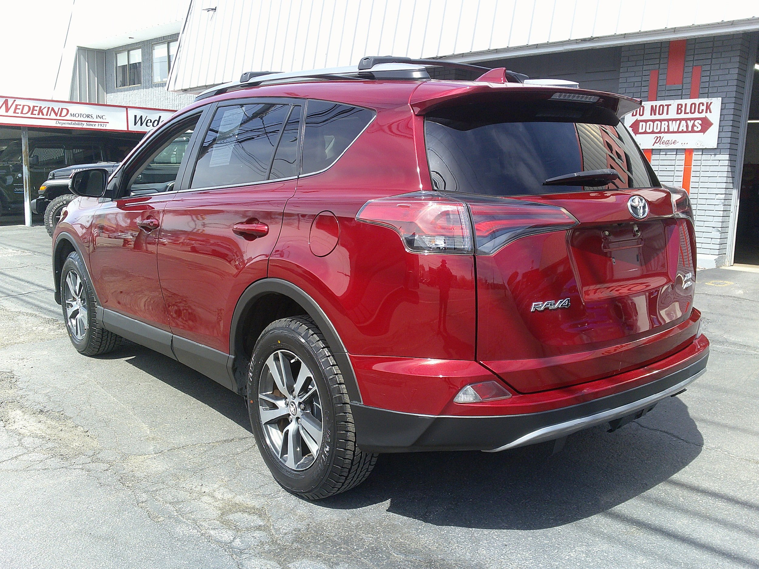 Used 2018 Toyota RAV4 XLE w/ Plus Extra Value Package AWD/4WD image 3