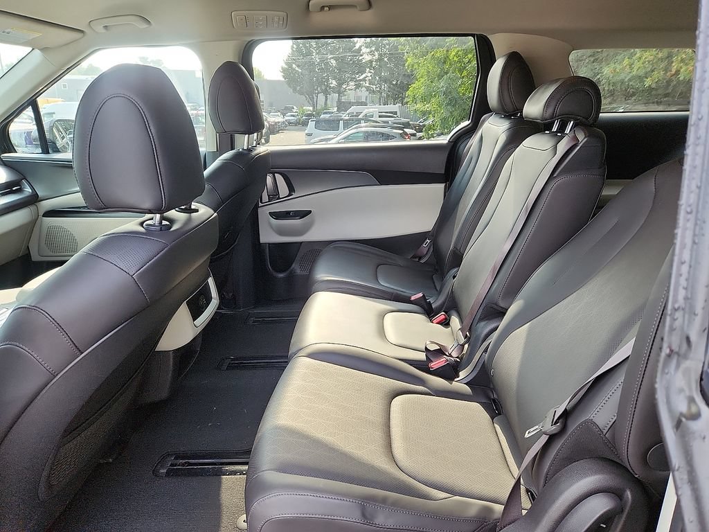 Used 2024 Kia Carnival LX FWD image 8