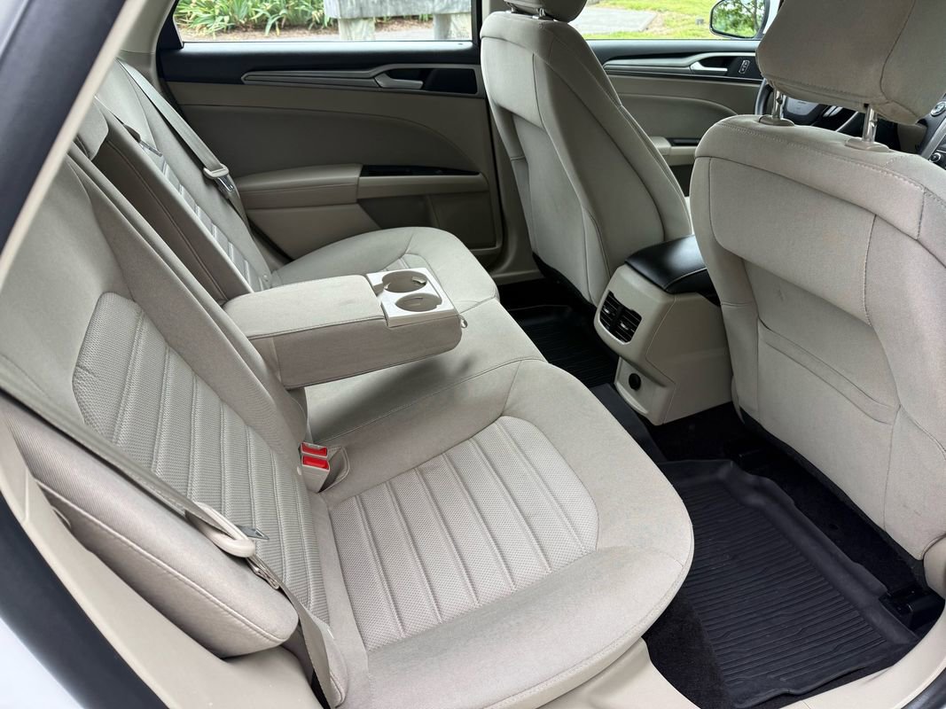 Used 2020 Ford Fusion SE FWD image 34