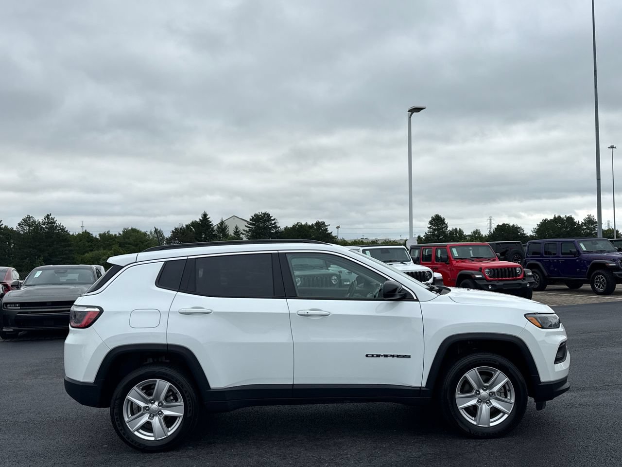 Used 2022 Jeep Compass Latitude w/ Convenience Group AWD/4WD image 2