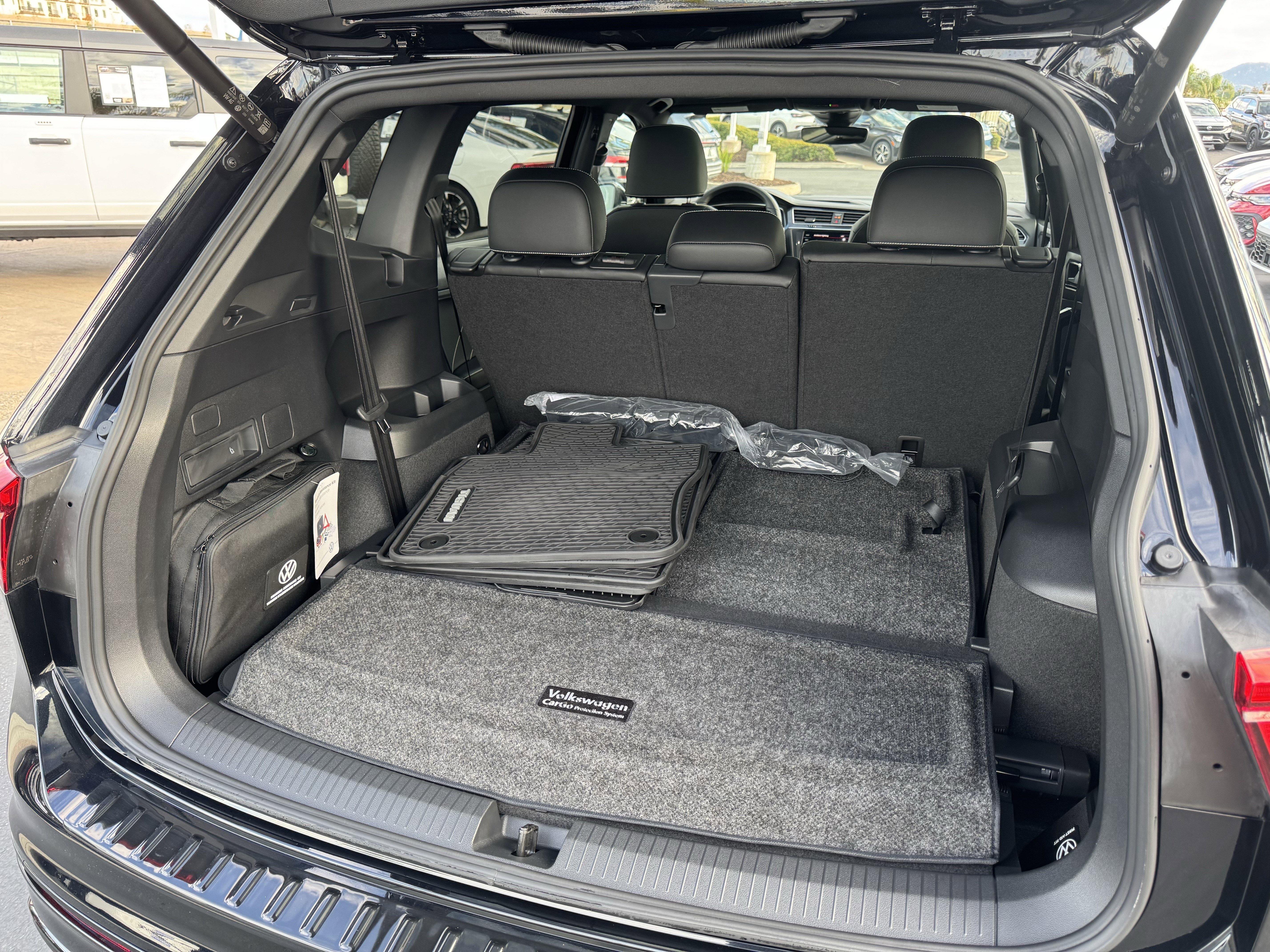 Certified 2024 Volkswagen Tiguan SE R-Line image 40