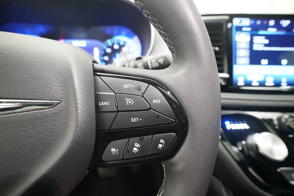 Used 2025 Chrysler Pacifica Limited FWD image 20