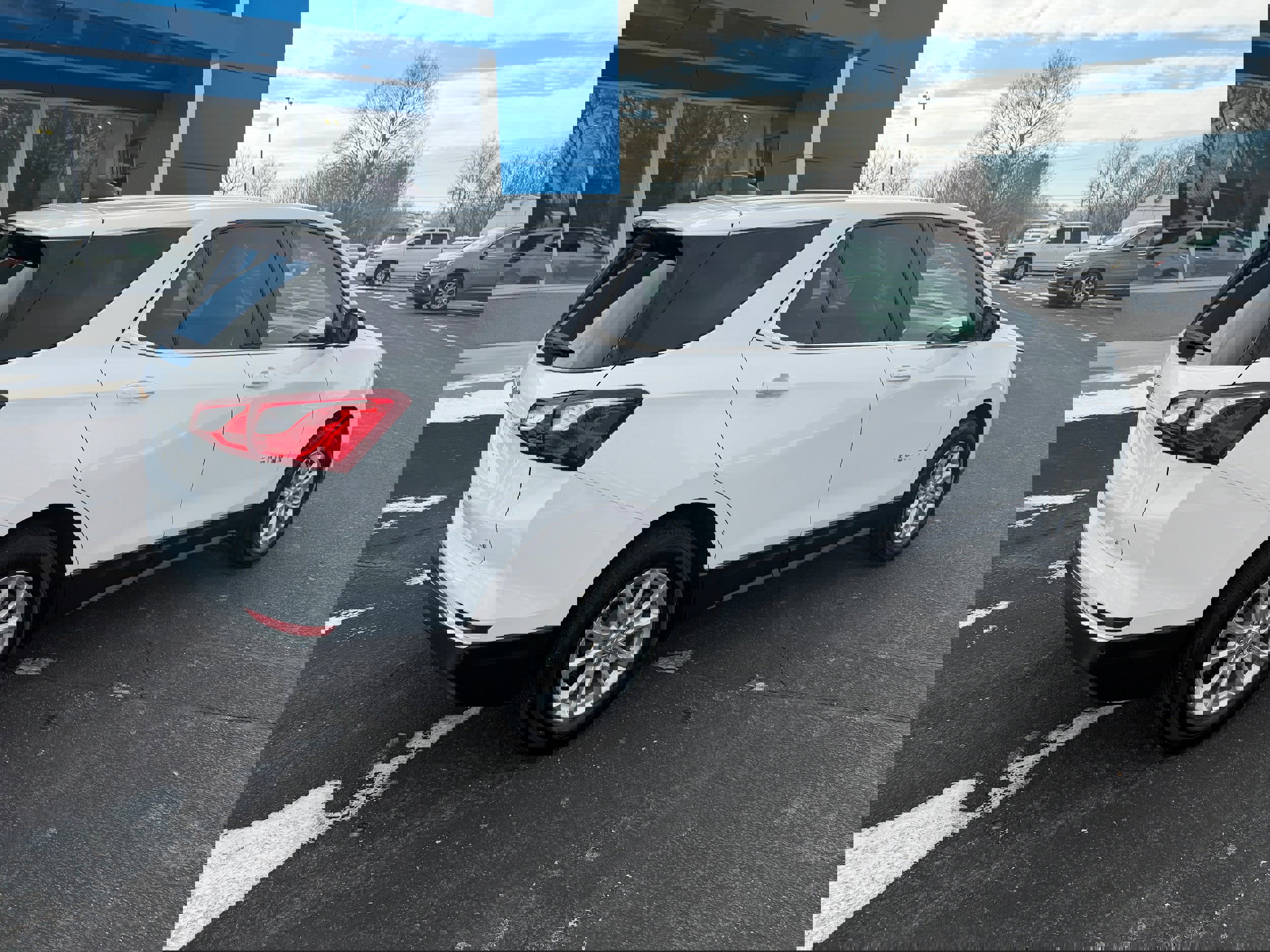 Used 2021 Chevrolet Equinox LT image 2