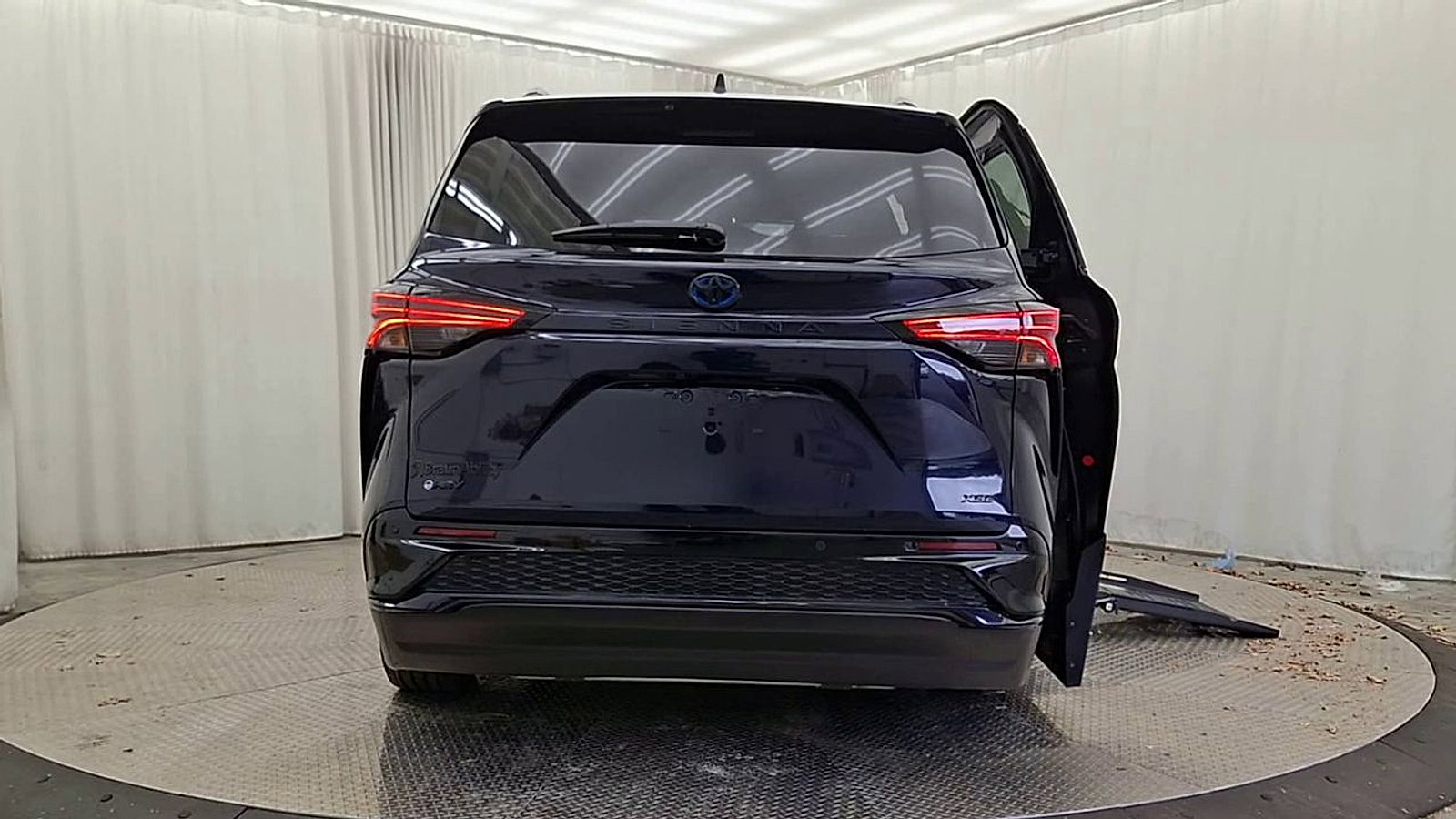 Used 2025 Toyota Sienna XSE w/ XSE Plus Package FWD image 7