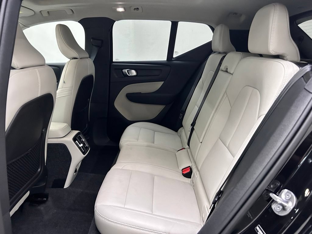 Used 2025 Volvo XC40 B5 Ultra AWD/4WD image 14
