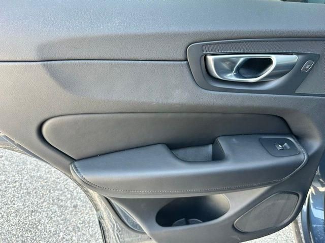 Used 2024 Volvo XC60 B5 Plus image 23