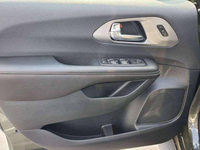 New 2027 Chrysler Pacifica Select AWD/4WD image 17
