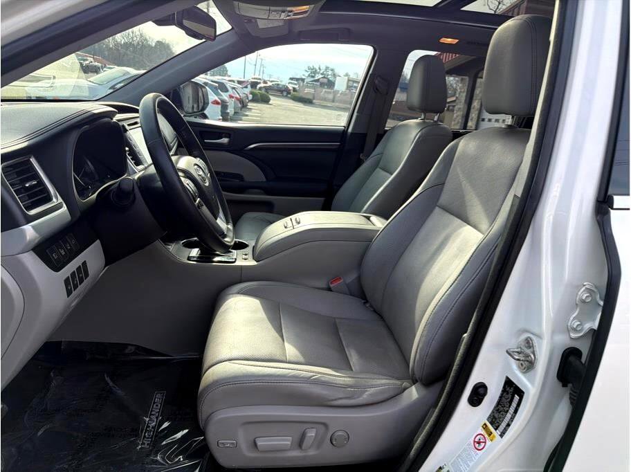 Used 2014 Toyota Highlander Limited image 12
