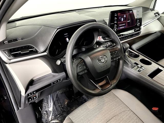 Used 2024 Toyota Sienna LE image 9