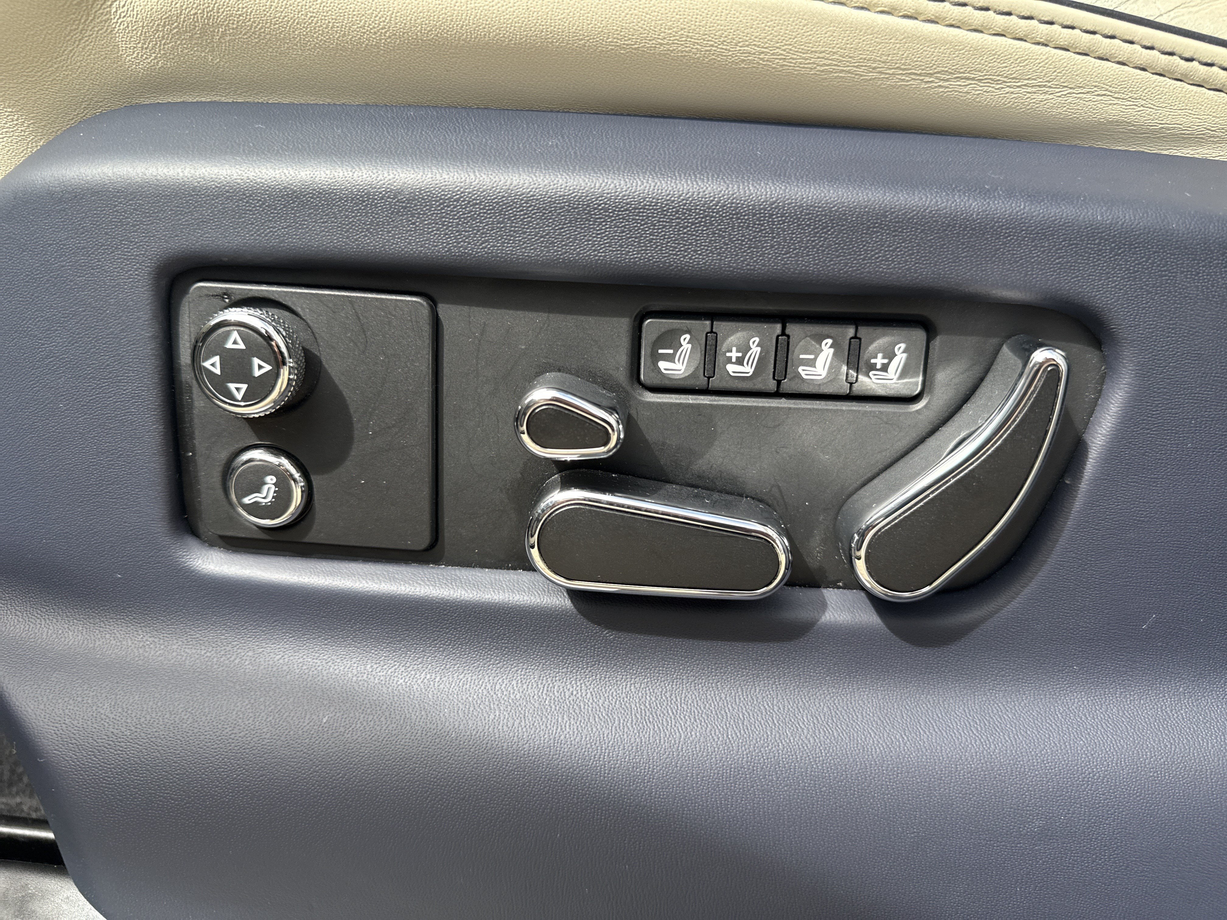 Used 2022 Bentley Bentayga AWD/4WD image 41