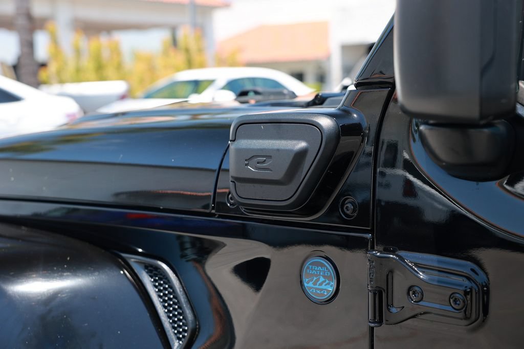 Used 2025 Jeep Wrangler Unlimited Sahara AWD/4WD image 16