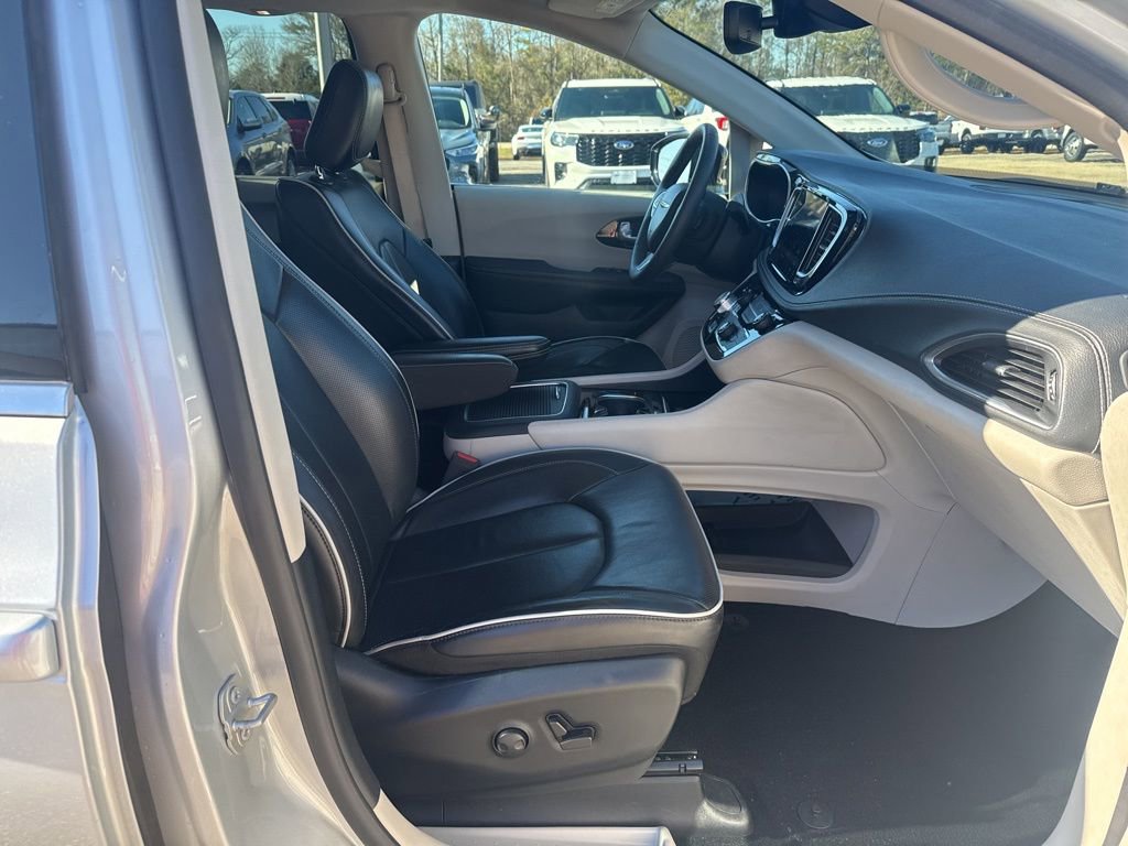 Used 2024 Chrysler Pacifica Limited image 7