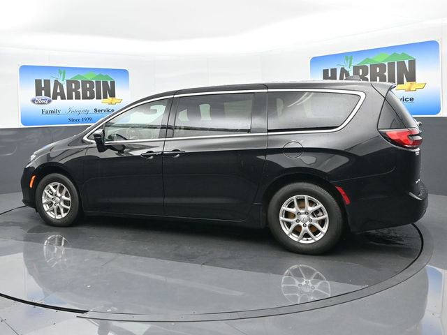 Used 2025 Chrysler Pacifica Select image 3