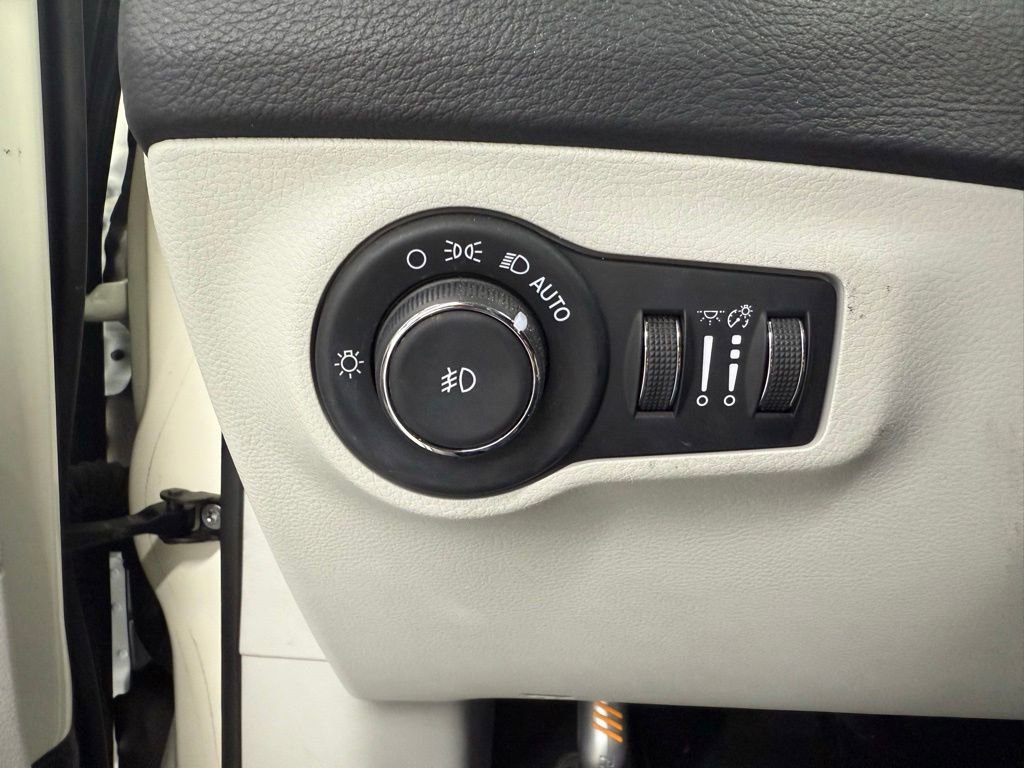 Used 2018 Jeep Compass Latitude w/ Popular Equipment Group FWD image 23