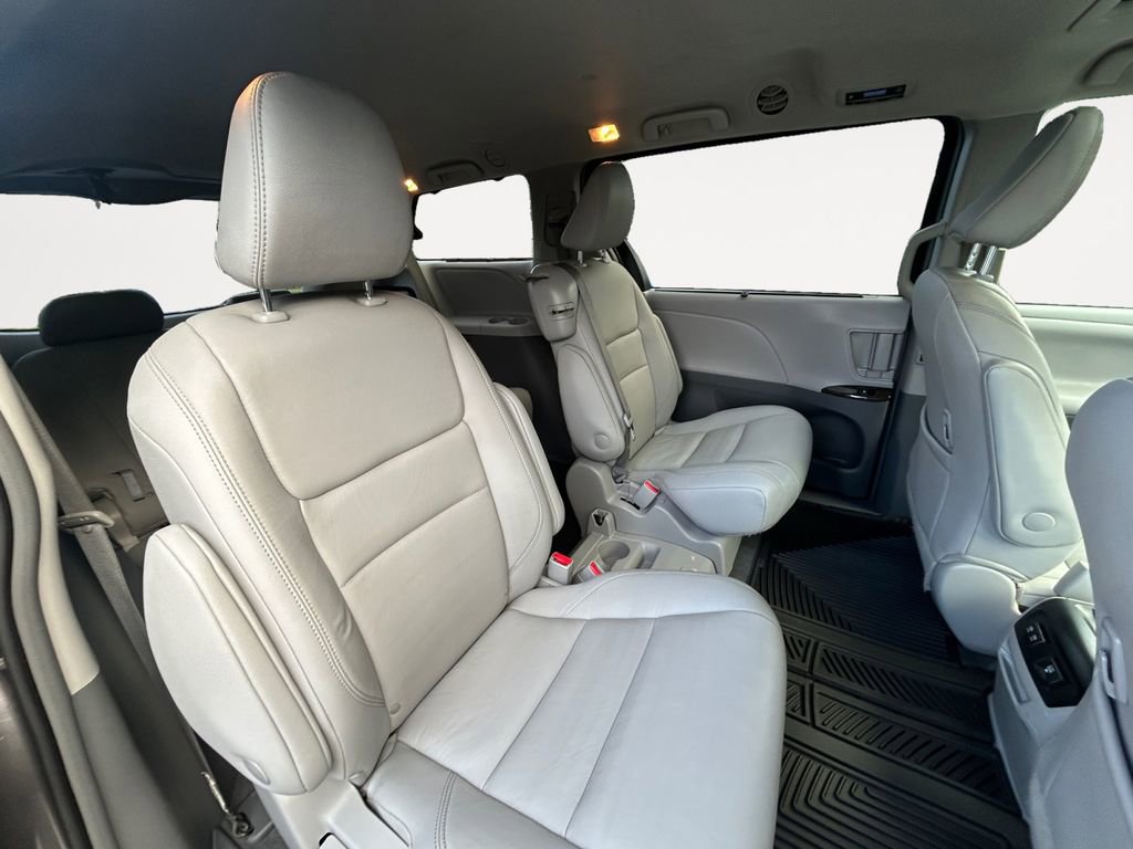 Used 2019 Toyota Sienna XLE FWD image 11