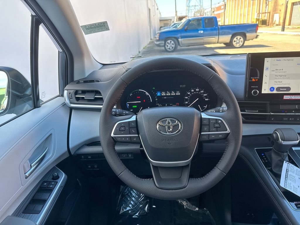 Used 2025 Toyota Sienna XLE FWD image 16