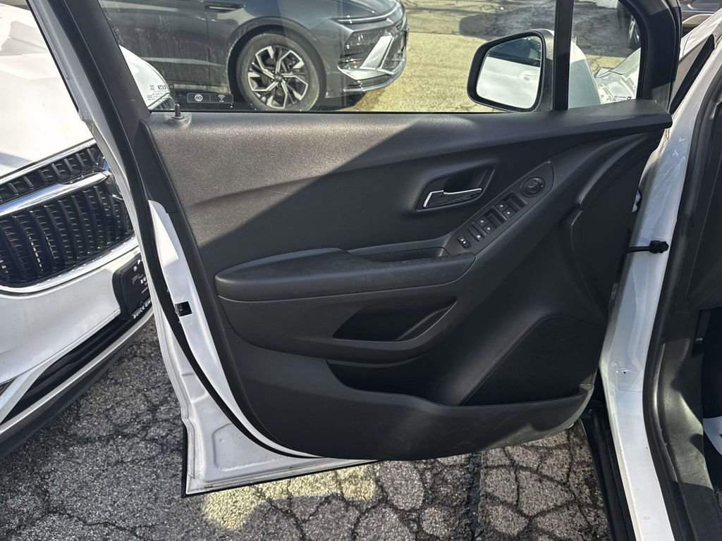 Used 2021 Chevrolet Trax LT w/ LT Convenience Package image 15