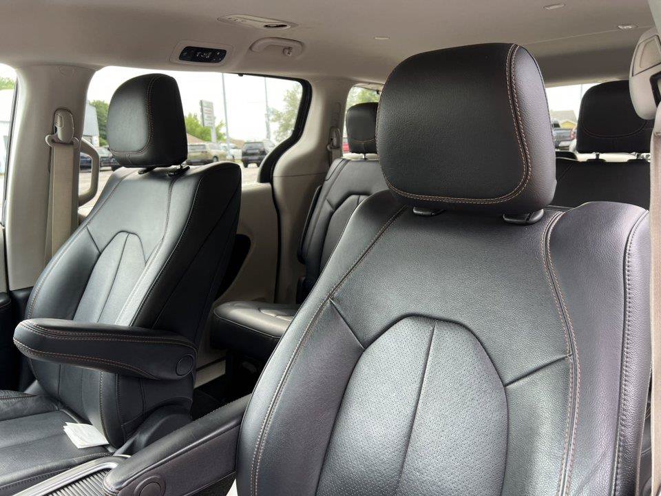 Used 2020 Chrysler Pacifica Touring-L Plus w/ Advanced Safetytec Group FWD image 13