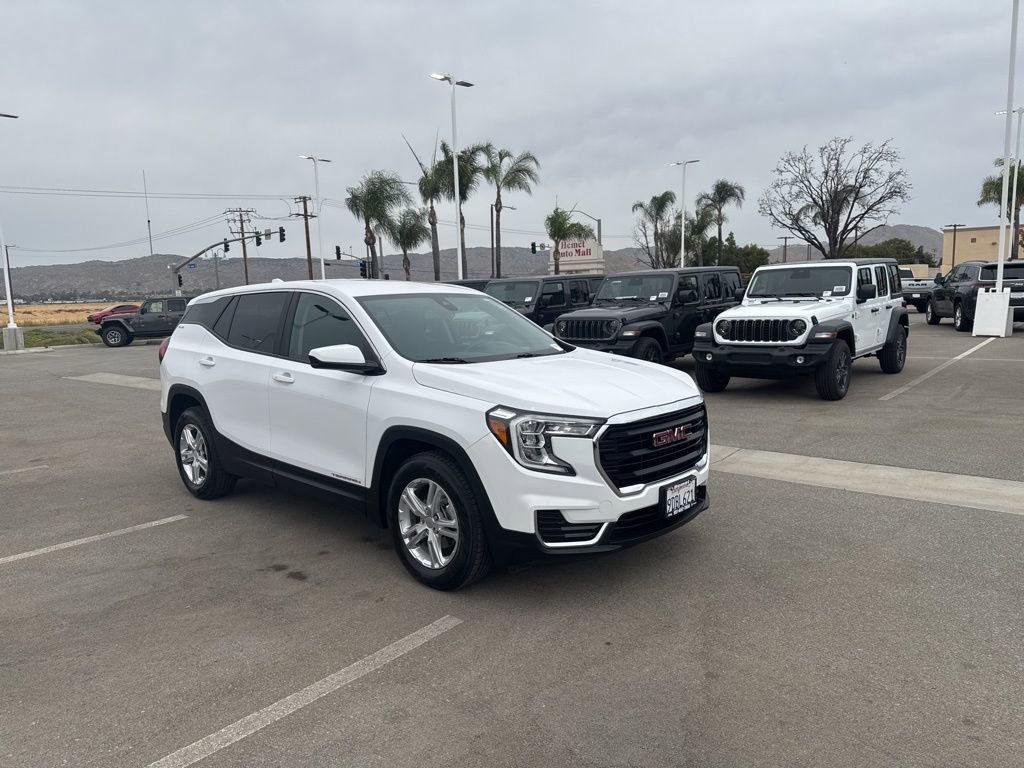 Used 2022 GMC Terrain SLE image 2