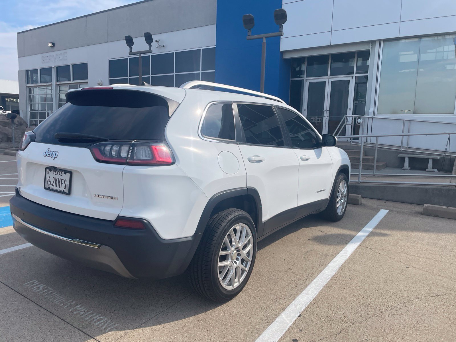 Used 2019 Jeep Cherokee Limited w/ Luxury Group FWD image 4