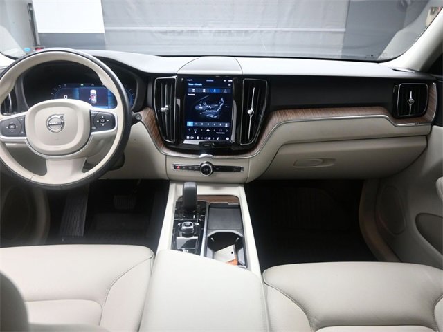 Used 2022 Volvo XC60 B5 Momentum w/ Climate Package image 9