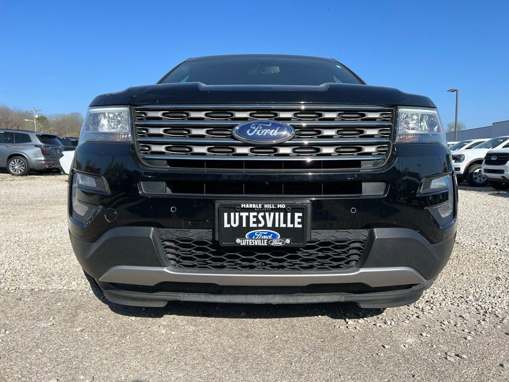 Used 2017 Ford Explorer XLT w/ Equipment Group 202A image 2