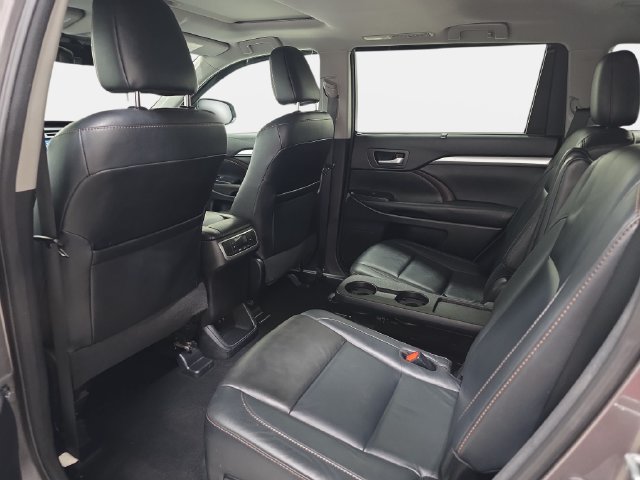 Used 2017 Toyota Highlander XLE AWD/4WD image 12