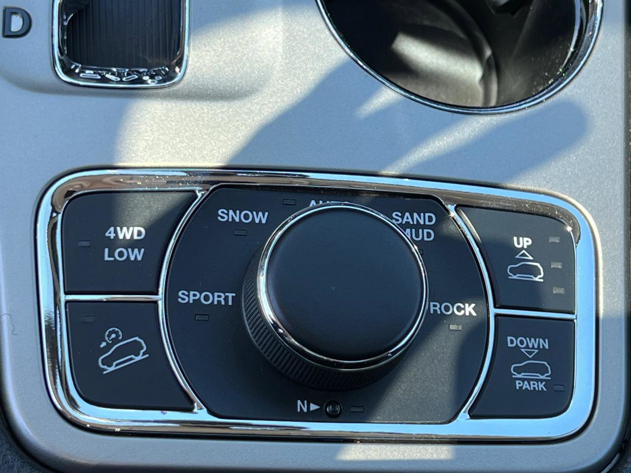 Used 2013 Jeep Grand Cherokee Overland w/ Advance Technology Group AWD/4WD image 28