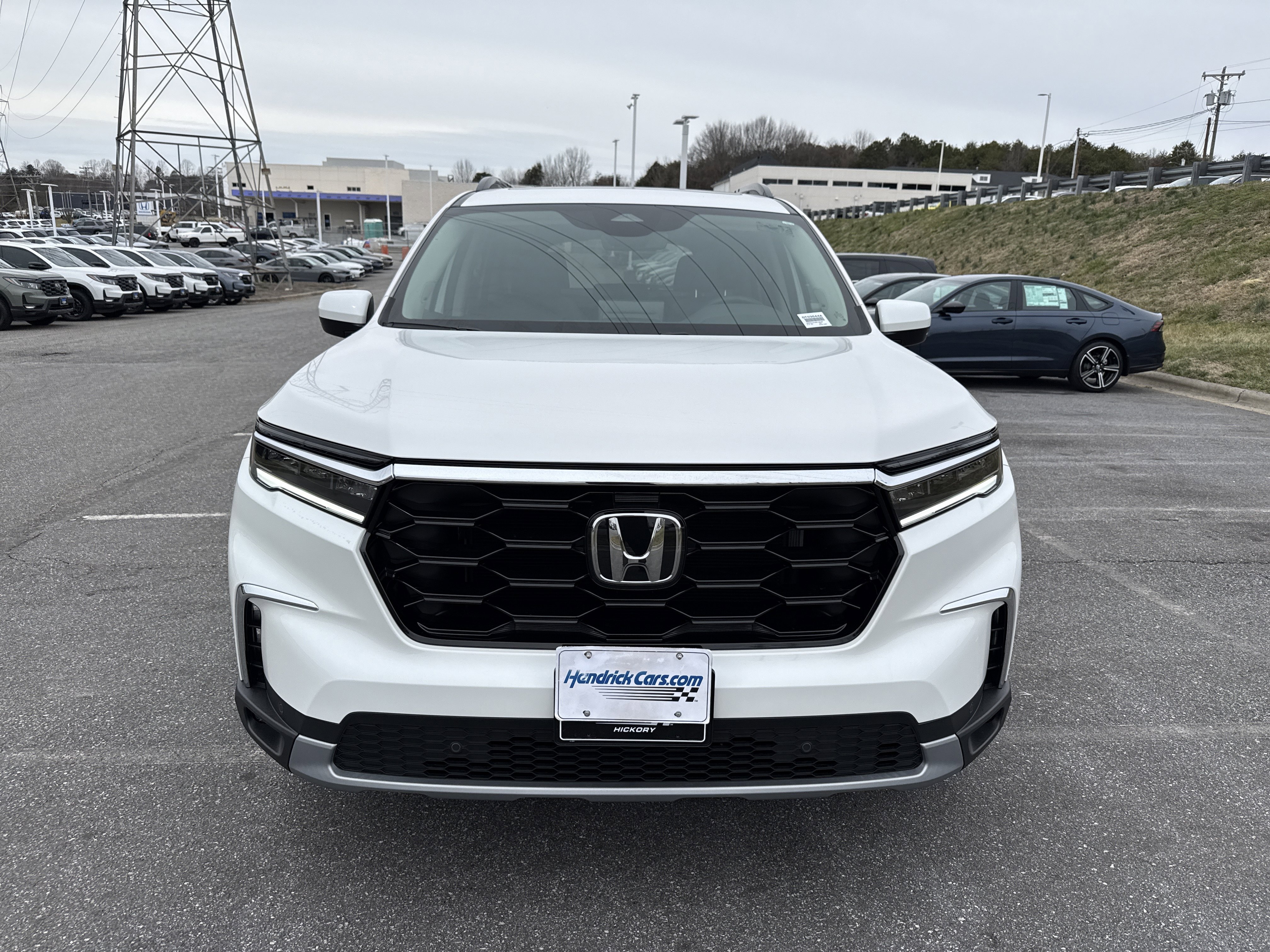 Certified 2025 Honda Pilot Touring image 3