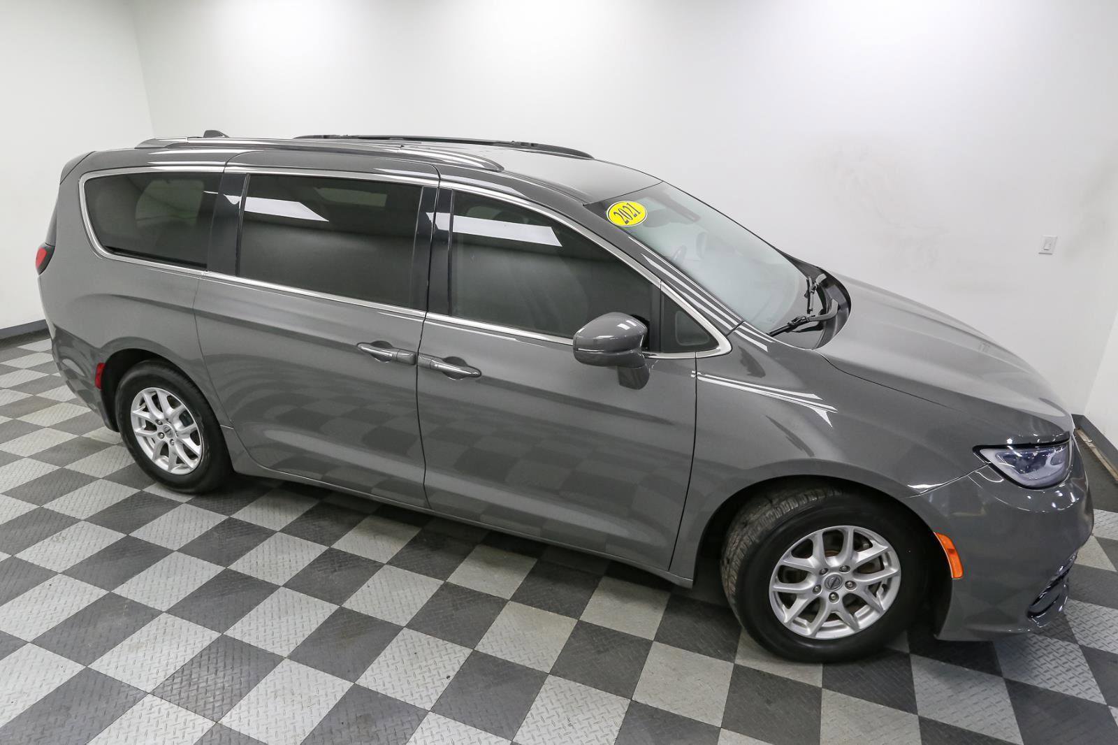 Used 2021 Chrysler Pacifica Touring-L image 5