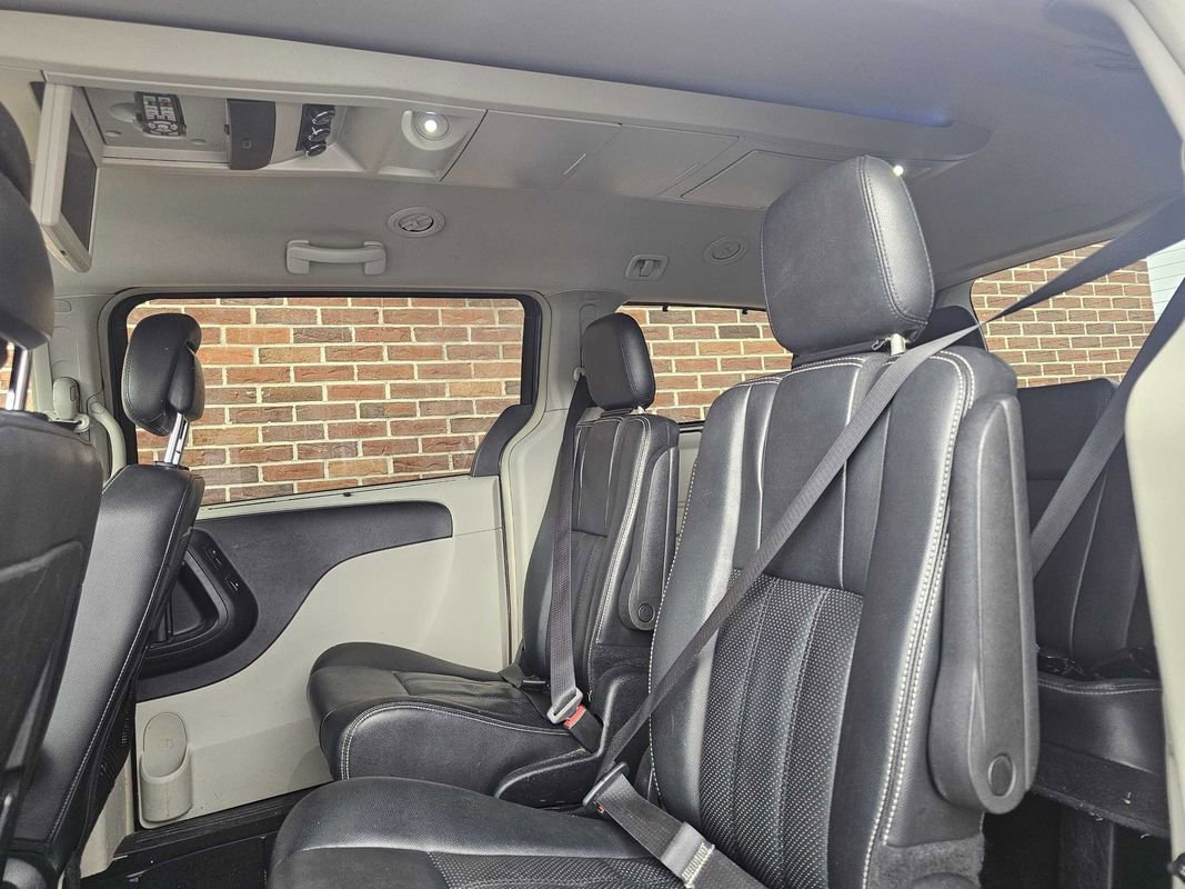 Used 2015 Chrysler Town & Country Touring-L w/ Driver Convenience Group image 17