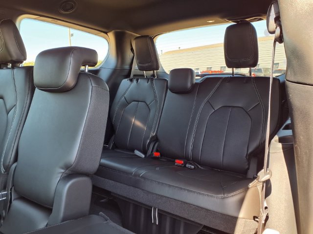 New 2027 Chrysler Pacifica Select FWD image 14
