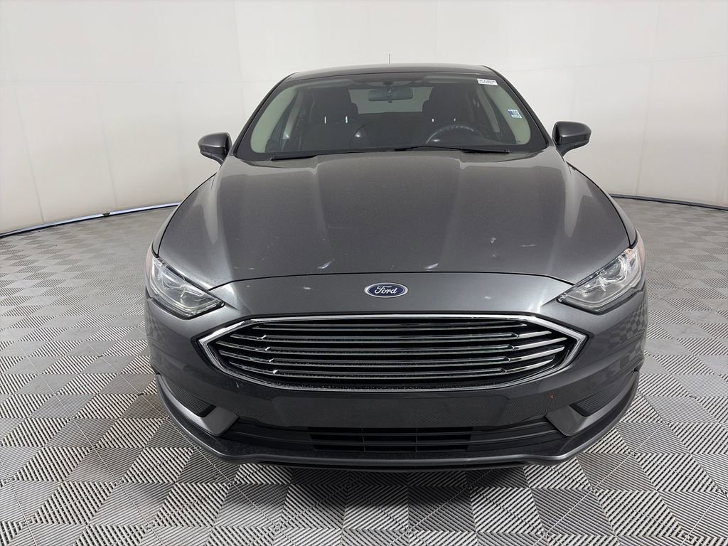 Used 2018 Ford Fusion SE w/ Fusion SE Technology Package FWD image 2
