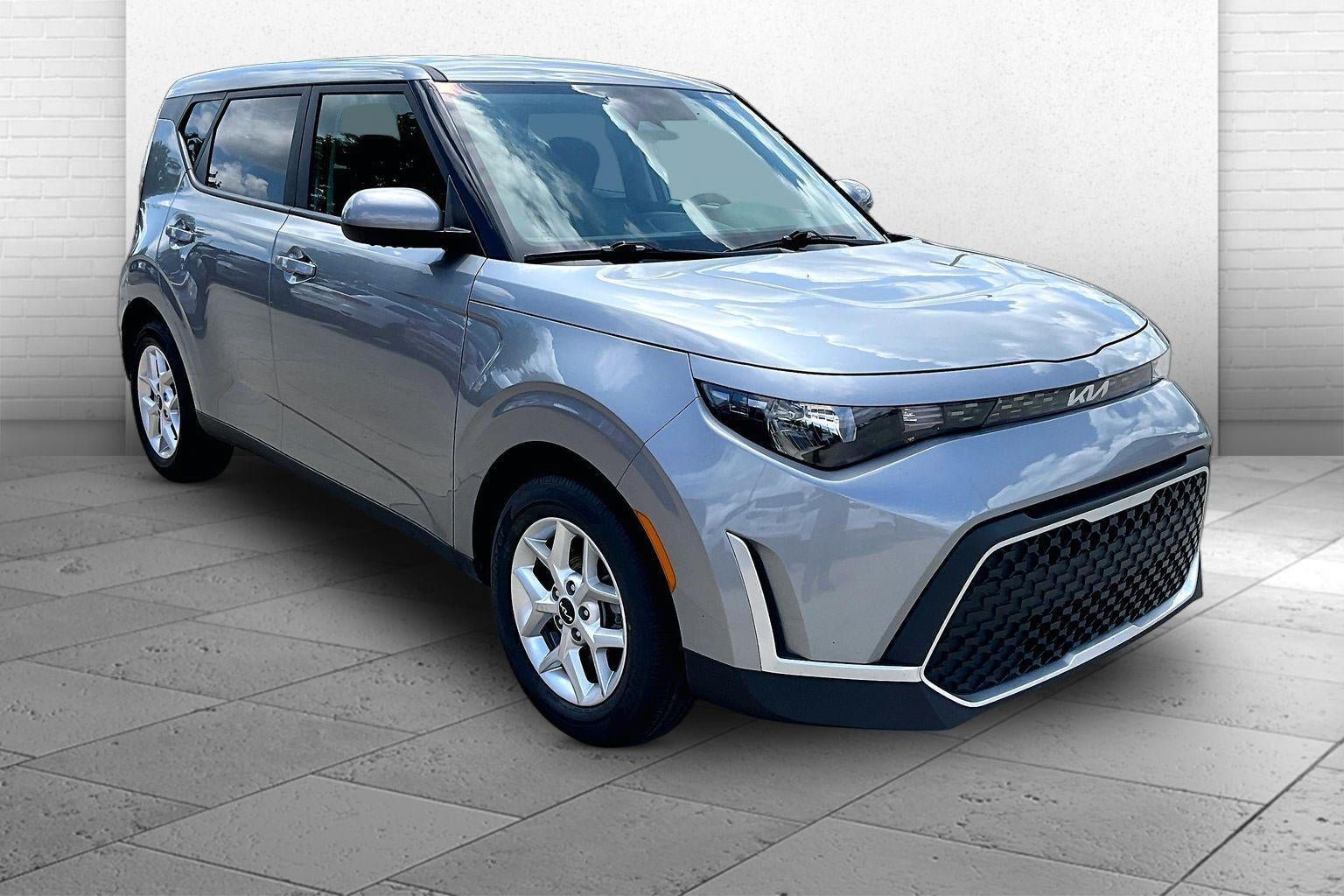 Used 2025 Kia Soul LX w/ LX Technology Package FWD image 1