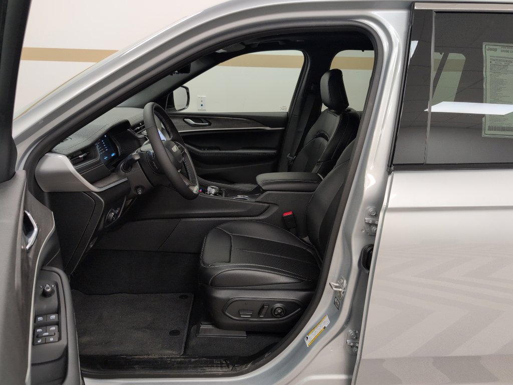 New 2025 Jeep Grand Cherokee L Limited w/ Luxury Tech Group II image 5
