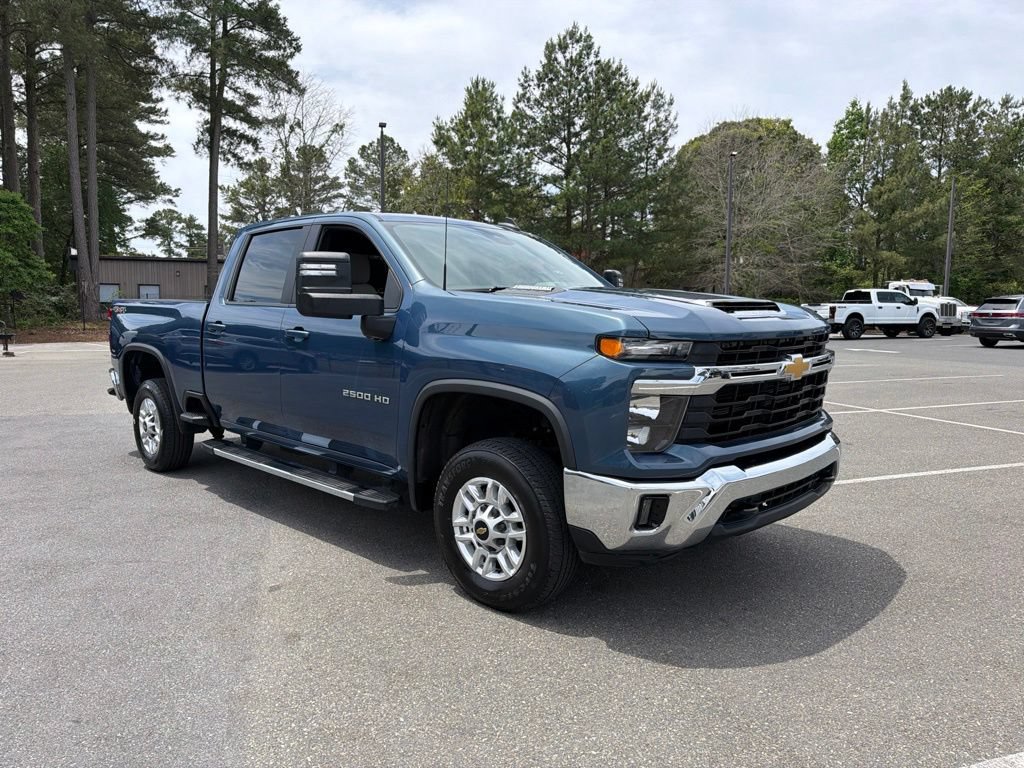 Used 2025 Chevrolet Silverado 2500 LT w/ Convenience Package AWD/4WD image 4