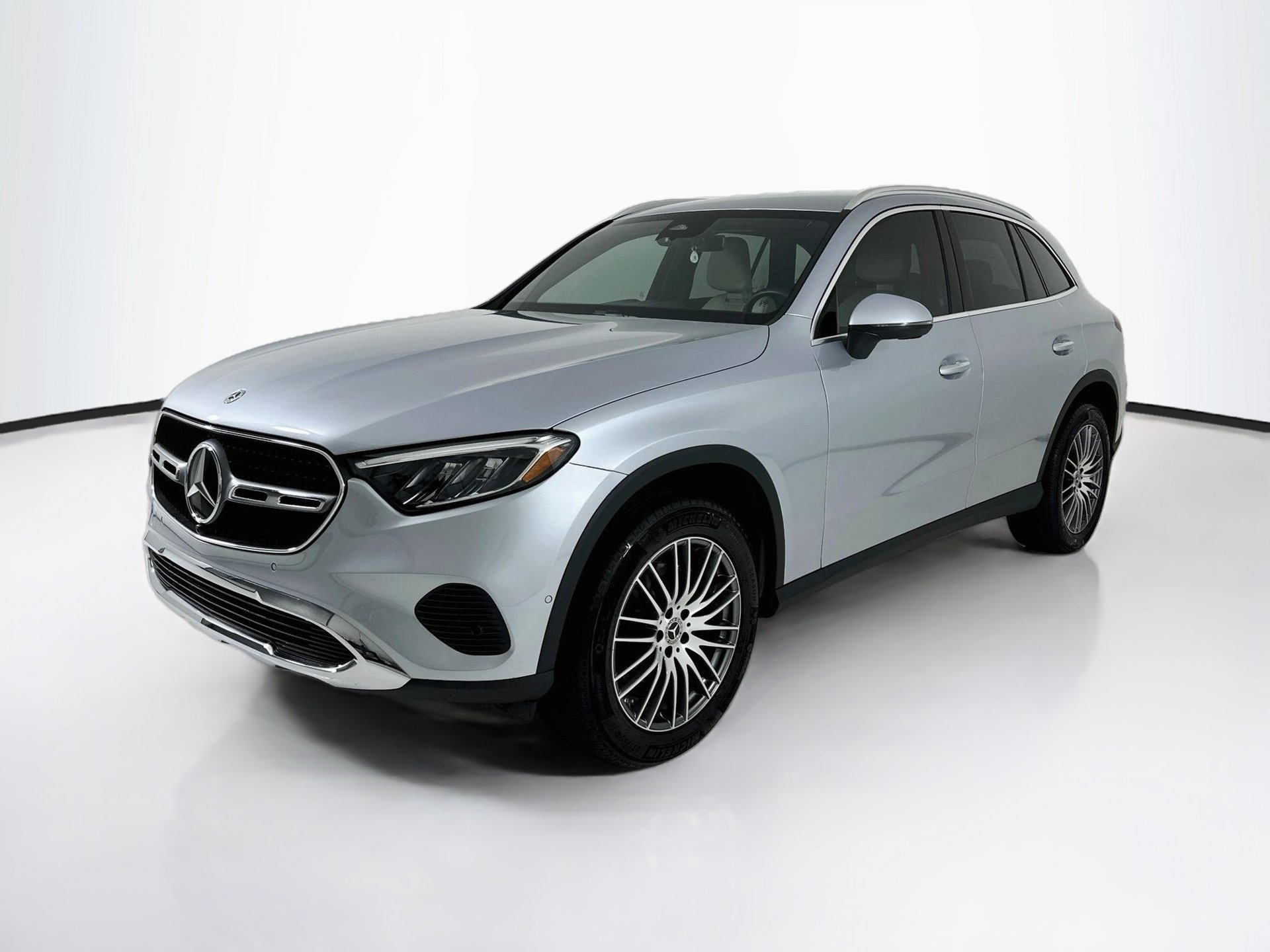 Used 2026 Mercedes-Benz GLC 300 image 3