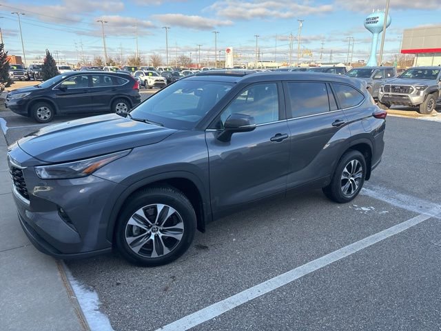 Used 2023 Toyota Highlander XLE image 3