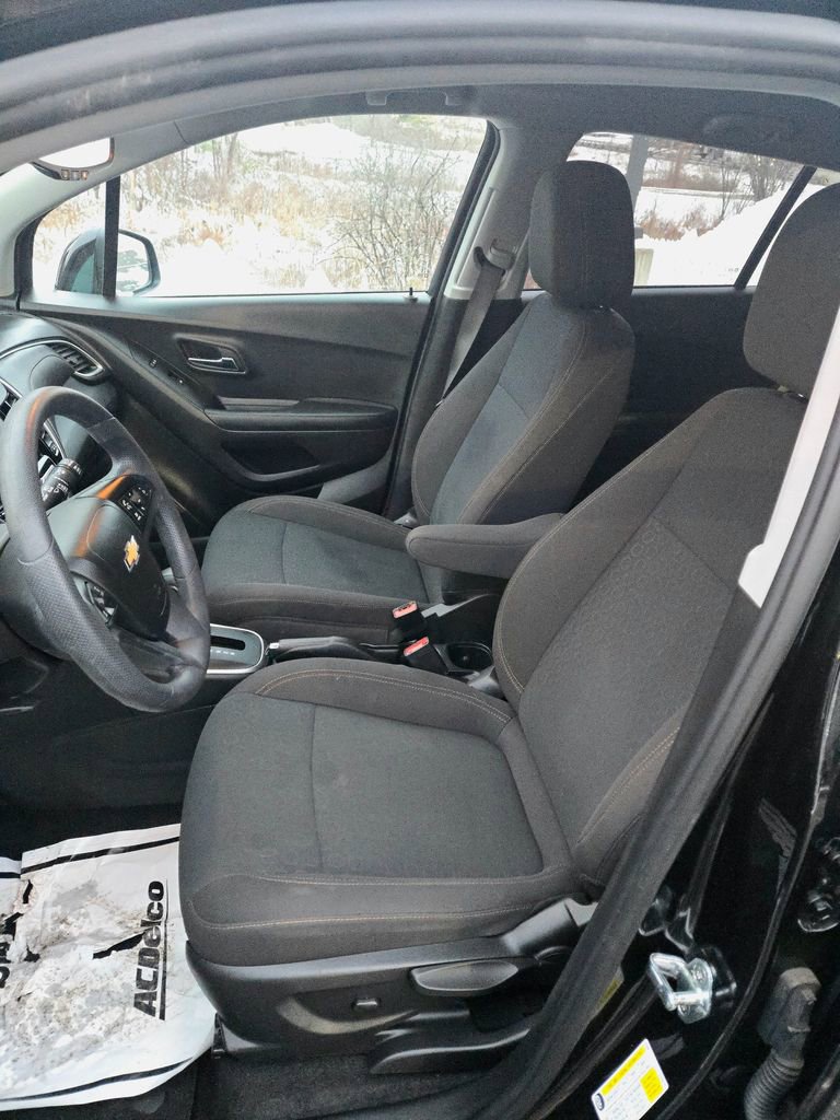 Used 2022 Chevrolet Trax LS w/ Tint and Cruise Package AWD/4WD image 12