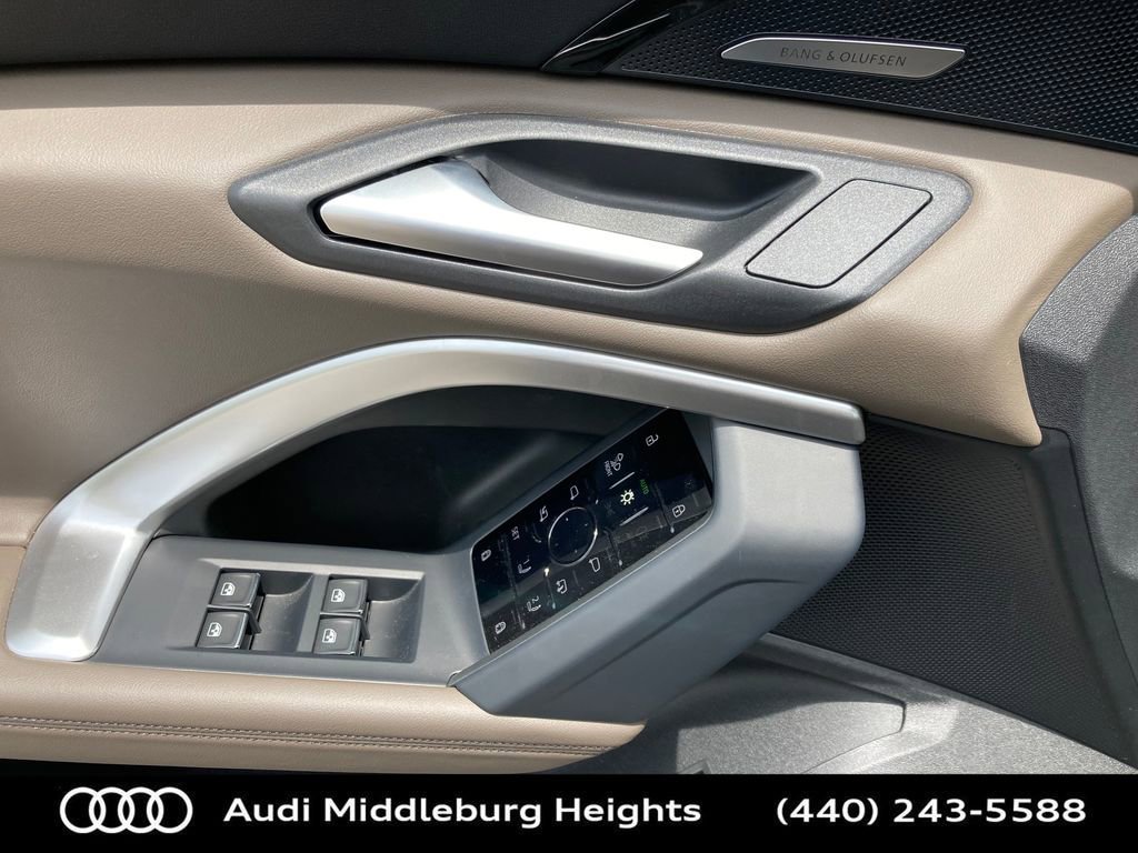 Used 2025 Audi Q5 Premium w/ Convenience Package image 14