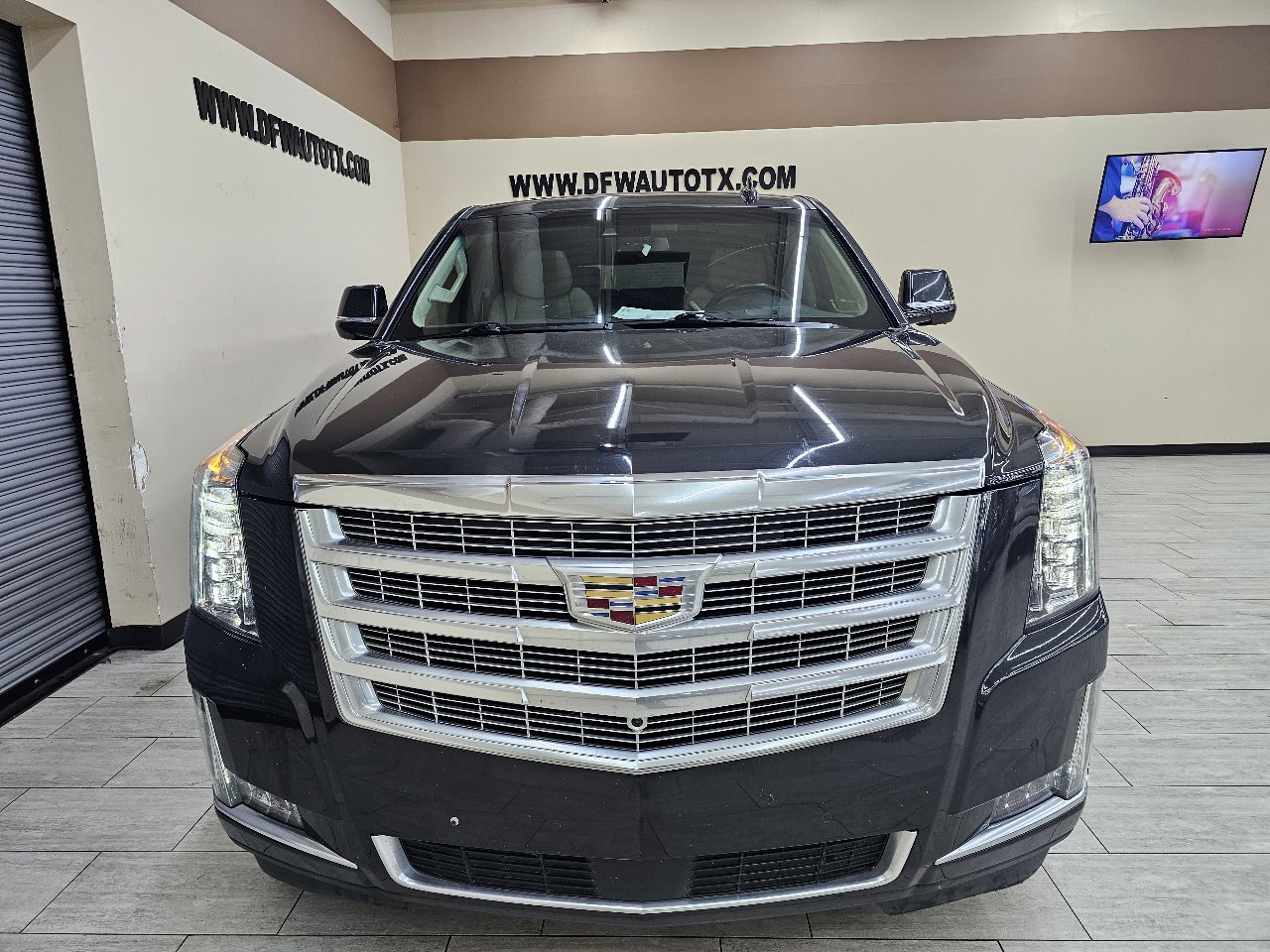 Used 2019 Cadillac Escalade ESV Premium Luxury w/ LPO, Radiant Package image 3