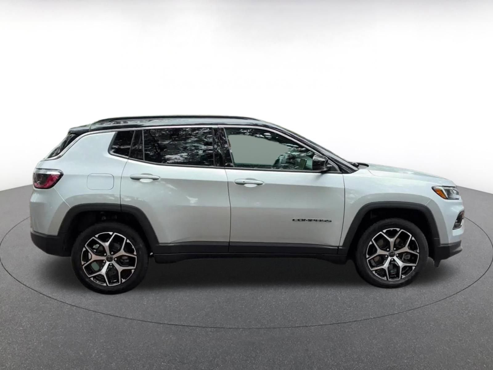 Used 2025 Jeep Compass Limited image 16