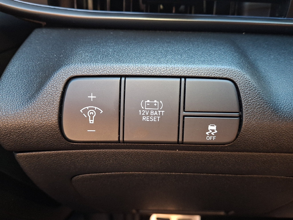 Certified 2025 Hyundai Elantra SEL FWD image 24