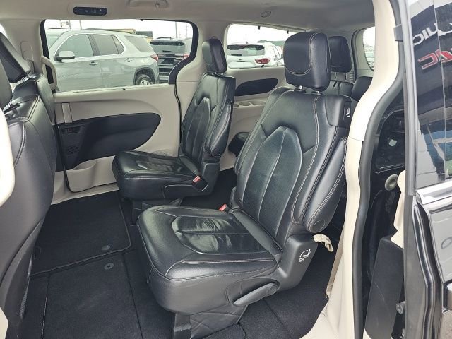 Used 2022 Chrysler Pacifica Touring-L image 24